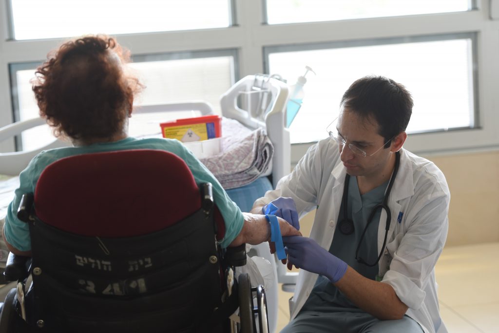 ד"ר ירון בזמן טיפול. צילום: אורן יזרעאל