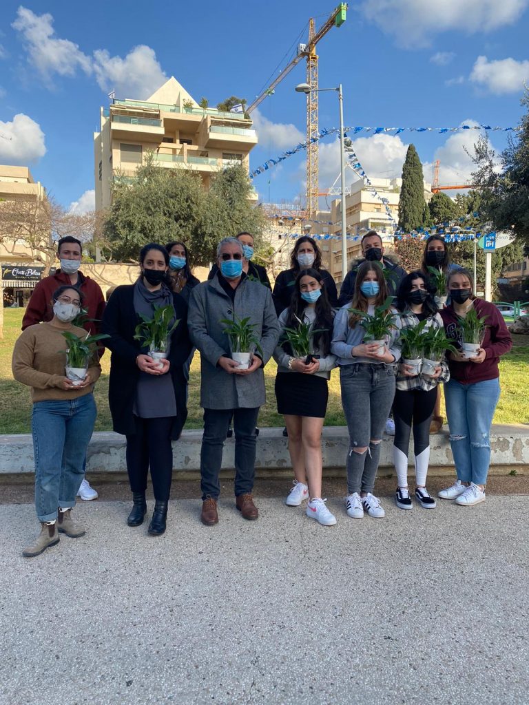 ראש העיר חיים ברוידא עם בני הנוער המתנדבים