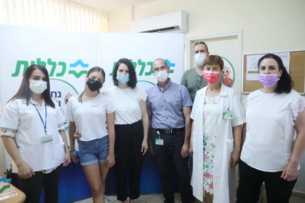 בתמונה צוות מרפאת רעננה צפון ודר ארז ליבל מנהל מחוז שרון שומרון של כללית